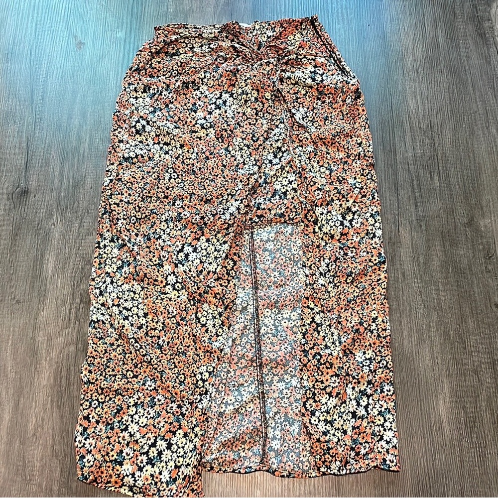 Floral skirt with slit